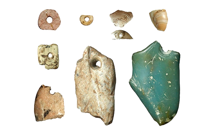 Кам'яні знаряддя і намиста, знайдені в Денисовій печері