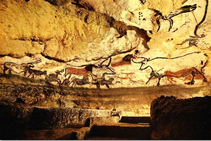 Наскельний малюнок у печері Ласко на південному заході Франції                       (15 000 - 10 000 р. до н.е.)