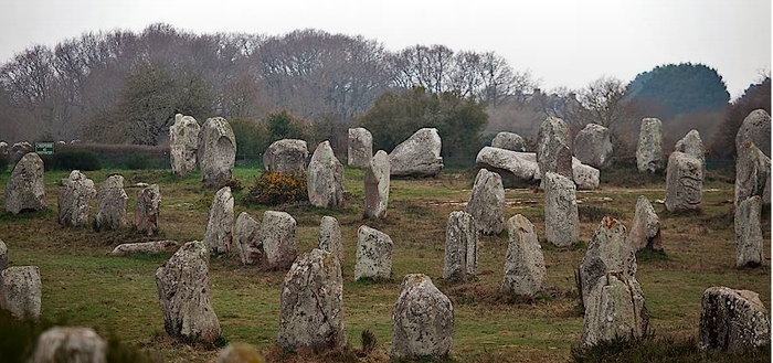 Камені Карнак, Північний захід Франції поруч із затокою Морбіан, у комуні Карнак, Бретань (Неоліт)